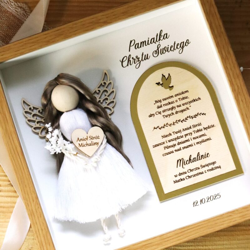 Anioł z makramy w ramce z okazji Chrztu Świętego I Komunii
