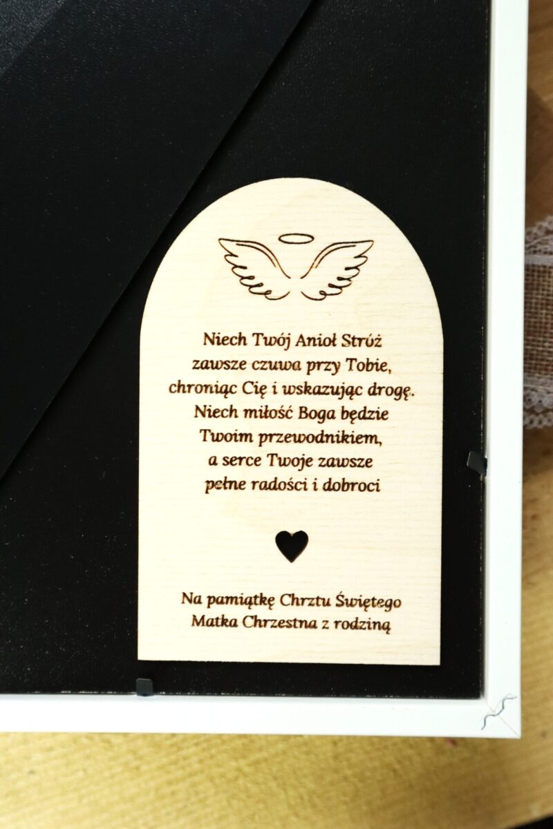 Anioł z makramy na obręczy w ramce z okazji Chrztu Świętego I Komunii Dziewczynka