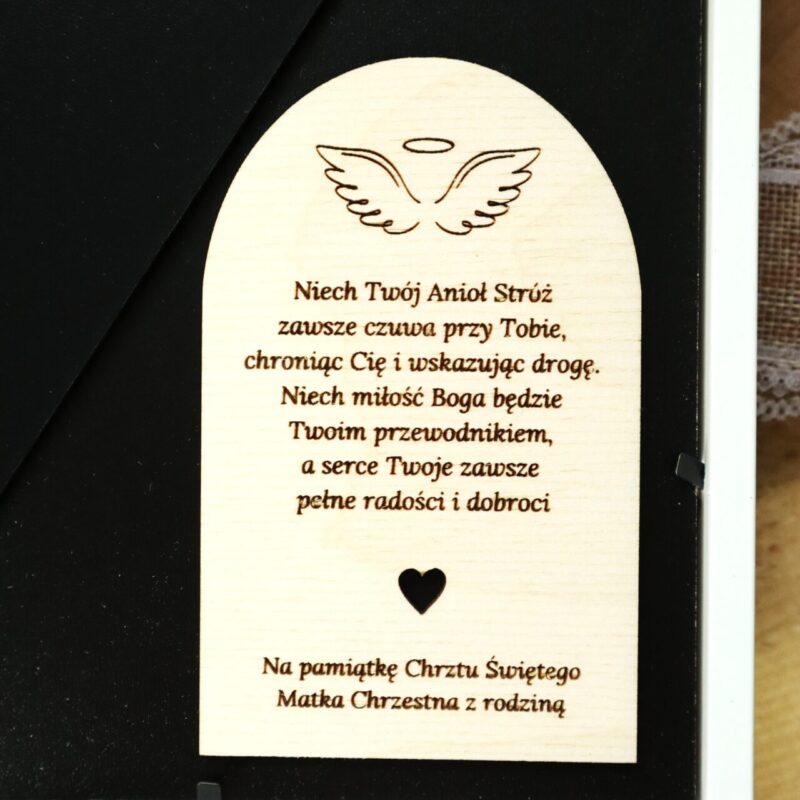 Anioł z makramy na obręczy w ramce z okazji Chrztu Świętego I Komunii Dziewczynka