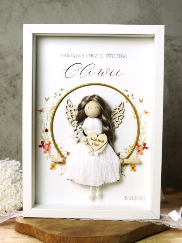 Anioł z makramy na obręczy w ramce z okazji Chrztu Świętego I Komunii Dziewczynka