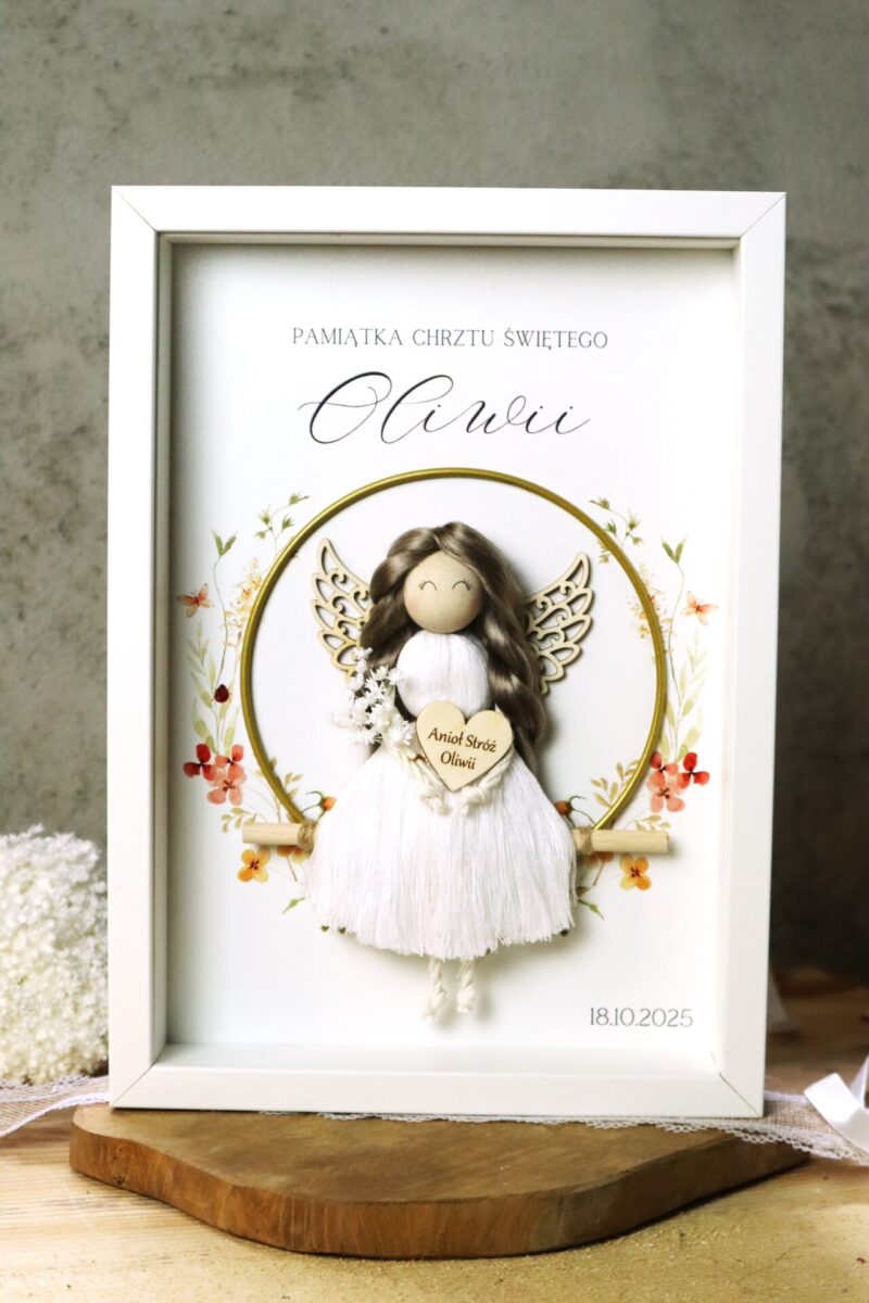 Anioł z makramy na obręczy w ramce z okazji Chrztu Świętego I Komunii Dziewczynka