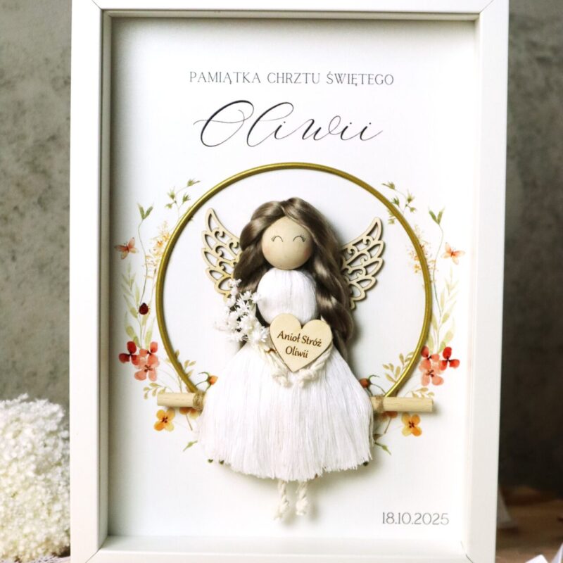 Anioł z makramy na obręczy w ramce z okazji Chrztu Świętego I Komunii Dziewczynka