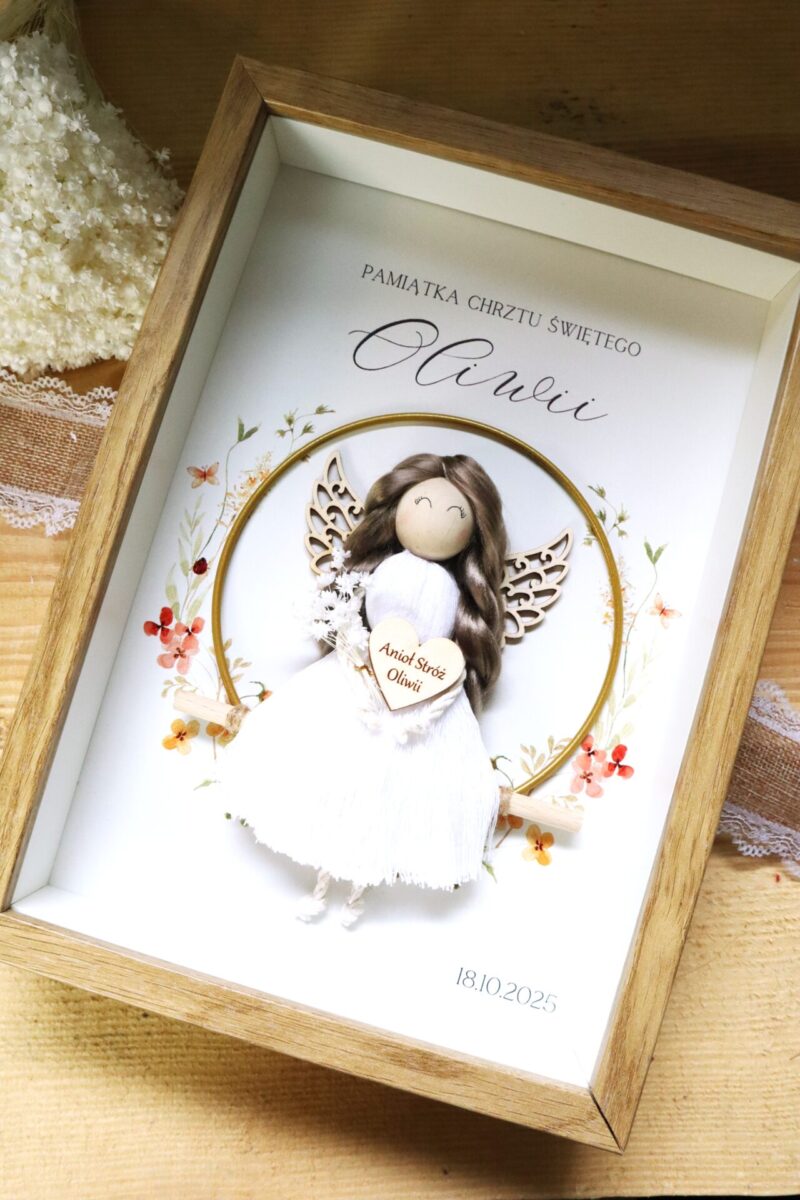 Anioł z makramy na obręczy w ramce z okazji Chrztu Świętego I Komunii Dziewczynka