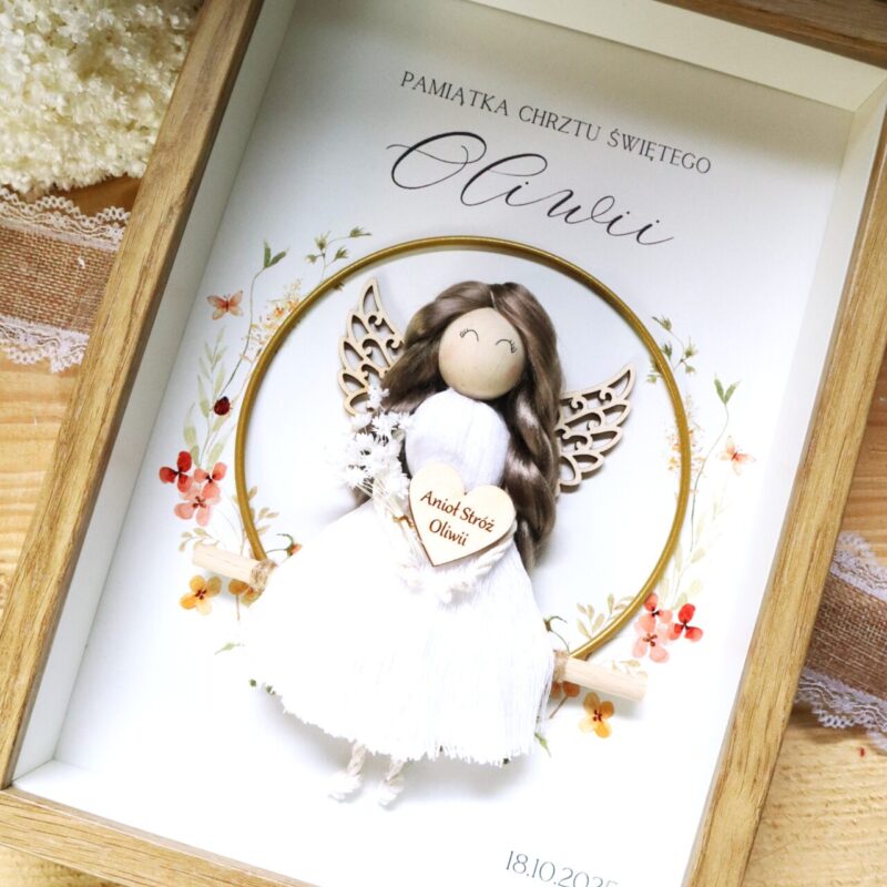 Anioł z makramy na obręczy w ramce z okazji Chrztu Świętego I Komunii Dziewczynka