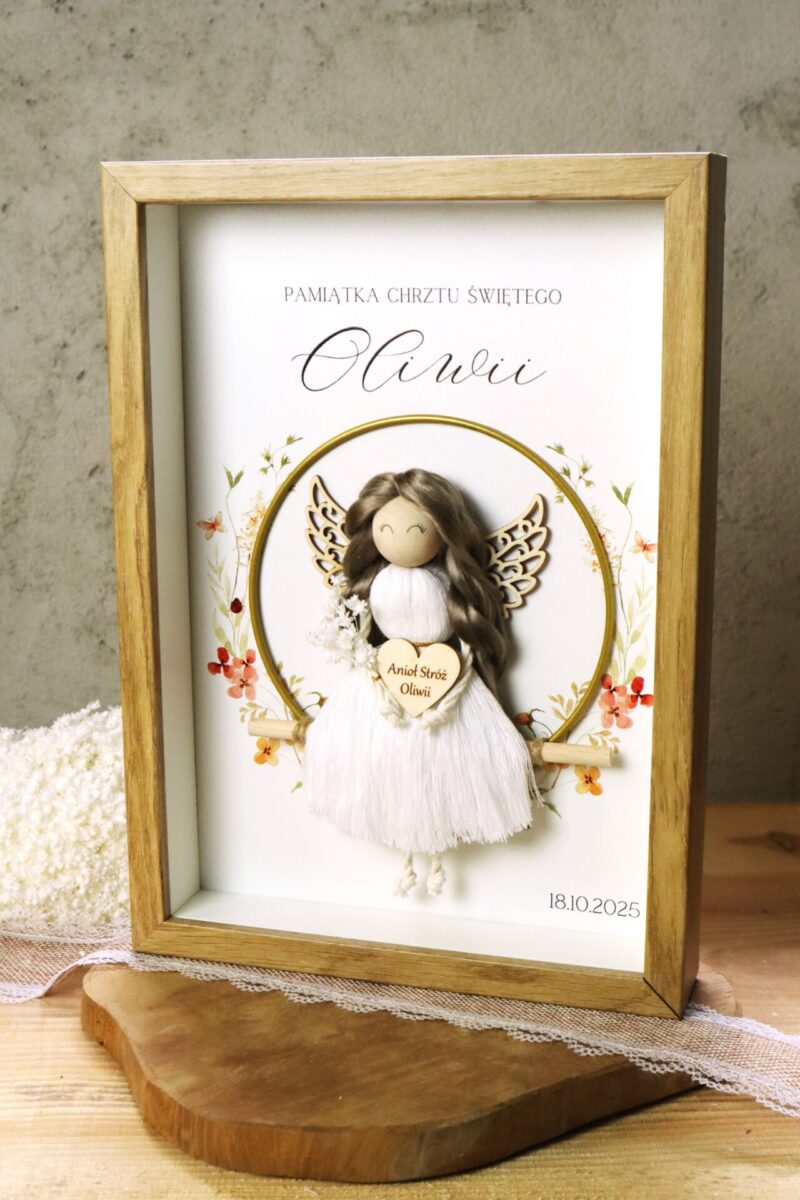Anioł z makramy na obręczy w ramce z okazji Chrztu Świętego I Komunii Dziewczynka