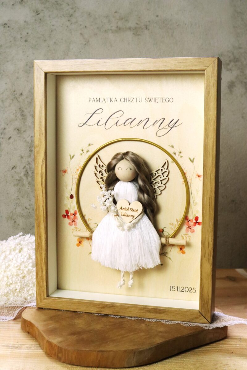 Anioł z makramy na obręczy w ramce z okazji Chrztu Świętego I Komunii Dziewczynka