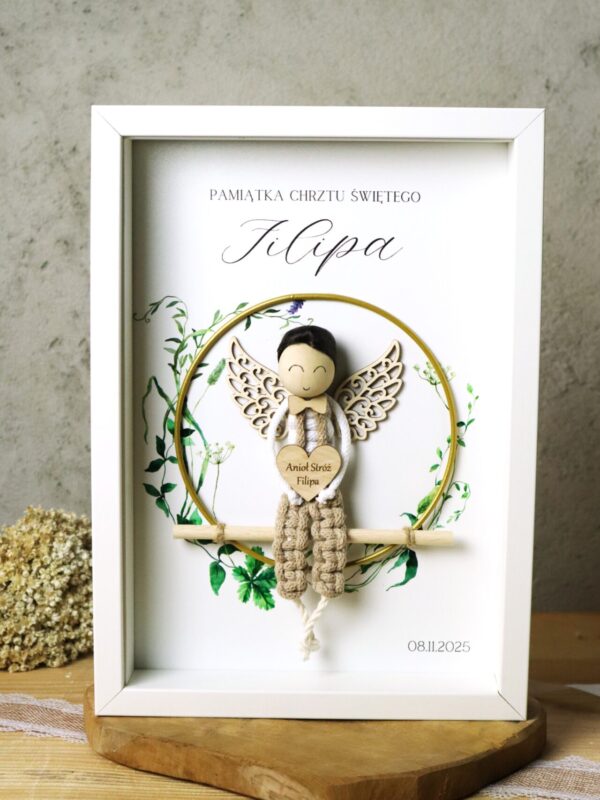 Anioł z makramy na obręczy w ramce z okazji Chrztu Świętego I Komunii Chłopiec