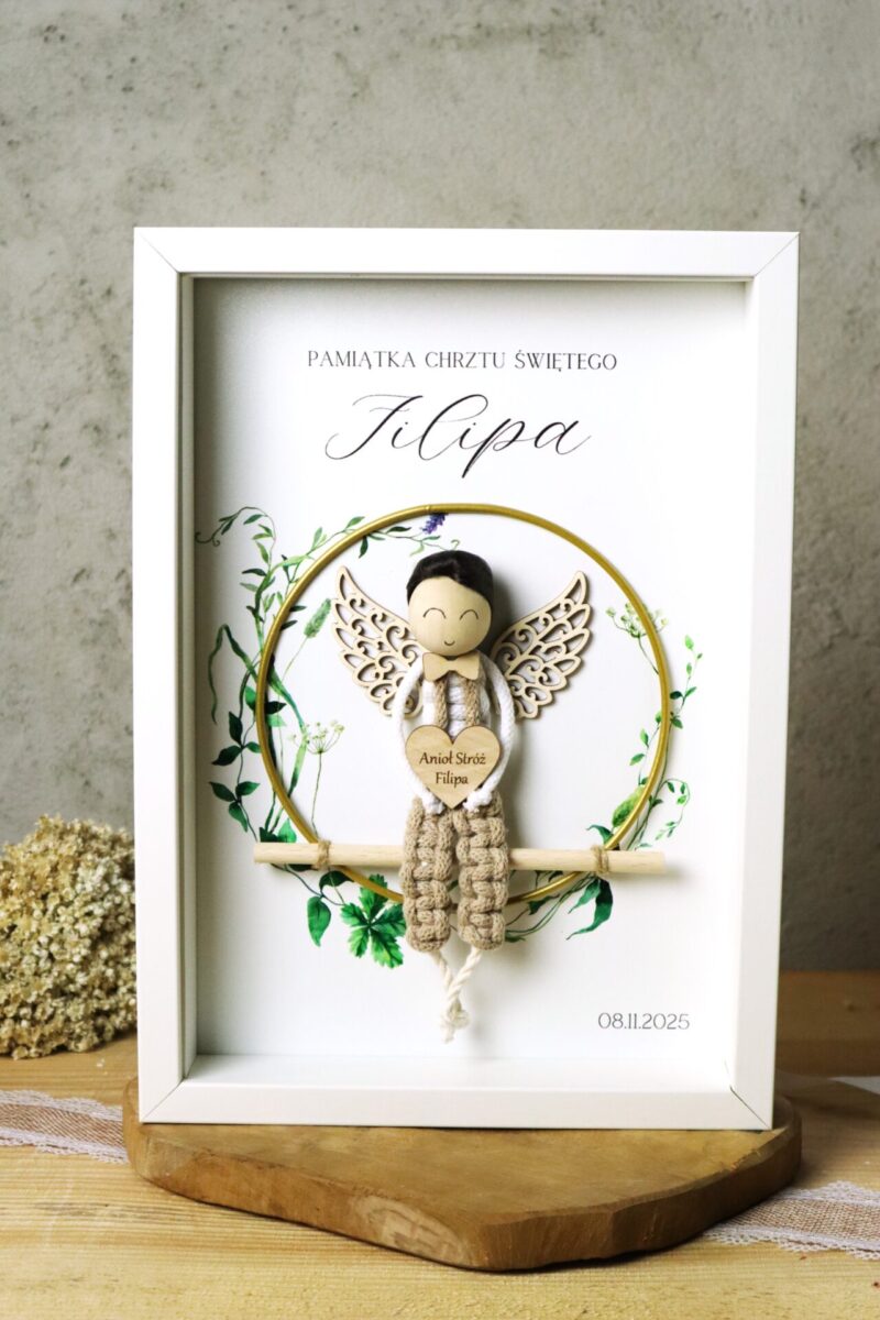 Anioł z makramy na obręczy w ramce z okazji Chrztu Świętego I Komunii Chłopiec