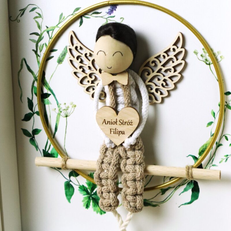 Anioł z makramy na obręczy w ramce z okazji Chrztu Świętego I Komunii Chłopiec