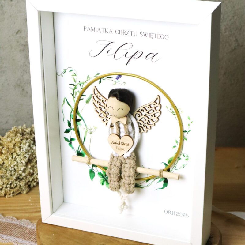 Anioł z makramy na obręczy w ramce z okazji Chrztu Świętego I Komunii Chłopiec