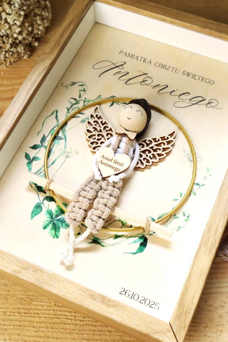 Anioł z makramy na obręczy w ramce z okazji Chrztu Świętego I Komunii Chłopiec
