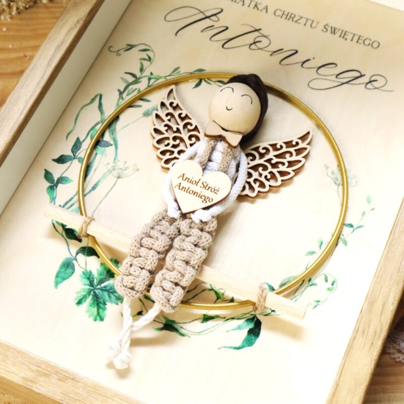 Anioł z makramy na obręczy w ramce z okazji Chrztu Świętego I Komunii Chłopiec