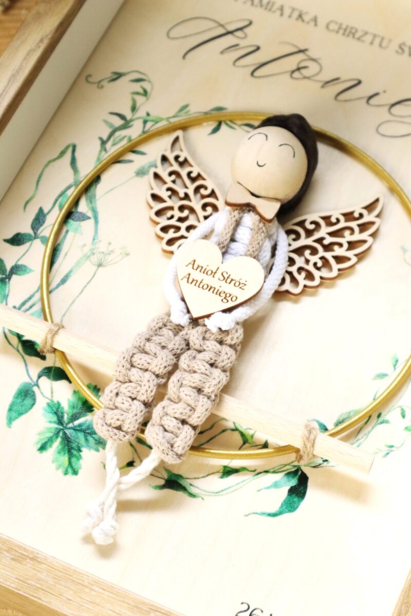 Anioł z makramy na obręczy w ramce z okazji Chrztu Świętego I Komunii Chłopiec