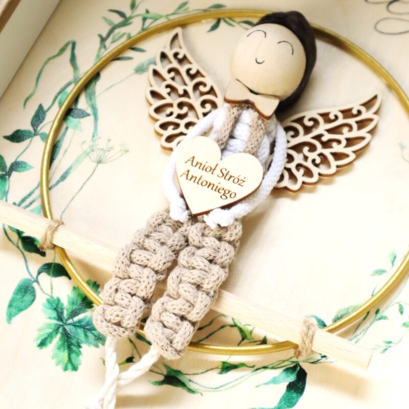 Anioł z makramy na obręczy w ramce z okazji Chrztu Świętego I Komunii Chłopiec
