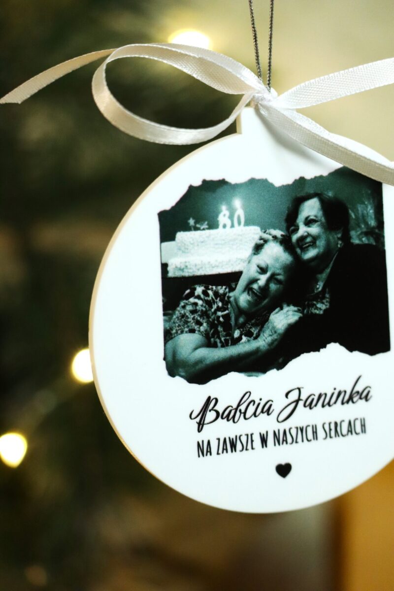 Pamiątkowa bombka z wizerunkiem zmarłej osoby
