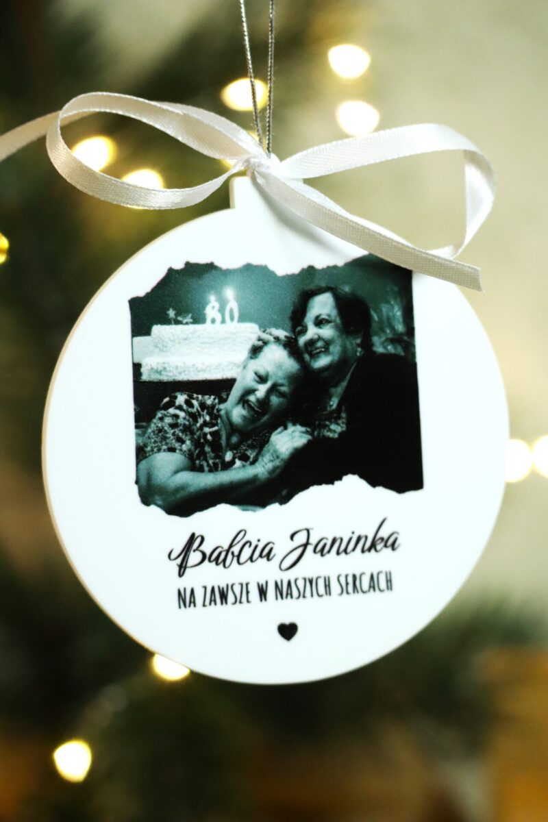 Pamiątkowa bombka z wizerunkiem zmarłej osoby