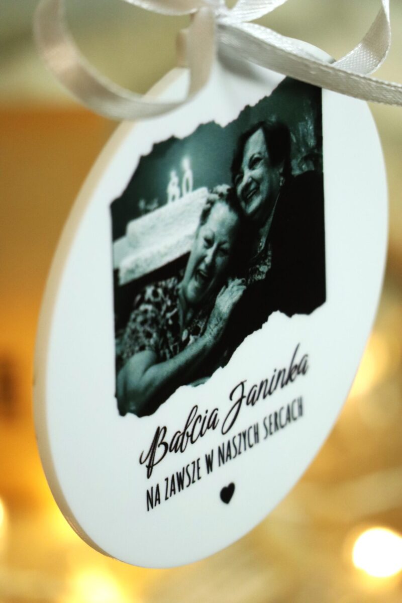 Pamiątkowa bombka z wizerunkiem zmarłej osoby
