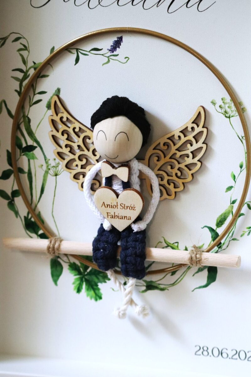 Anioł z makramy na obręczy w ramce z okazji Chrztu Świętego I Komunii Chłopiec