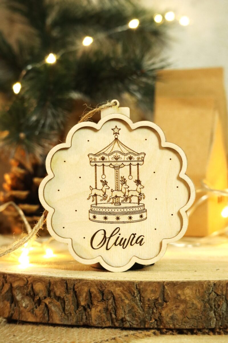 Bombka grawerowana ze świąteczną karuzelą