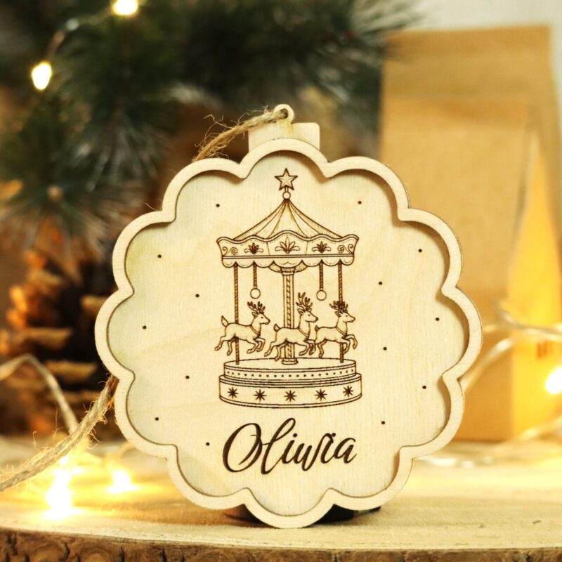 Bombka grawerowana ze świąteczną karuzelą