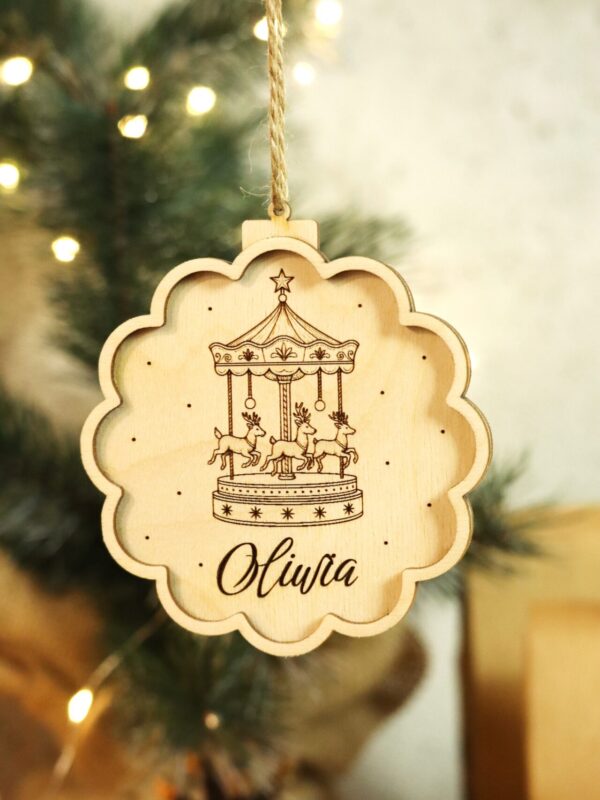 Bombka grawerowana ze świąteczną karuzelą