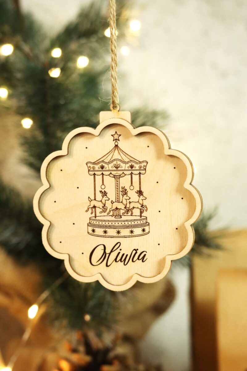 Bombka grawerowana ze świąteczną karuzelą