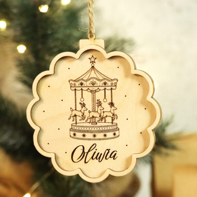 Bombka grawerowana ze świąteczną karuzelą