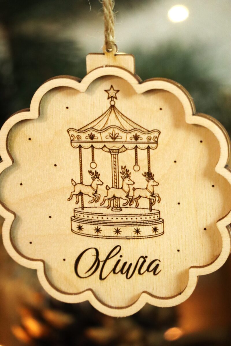 Bombka grawerowana ze świąteczną karuzelą