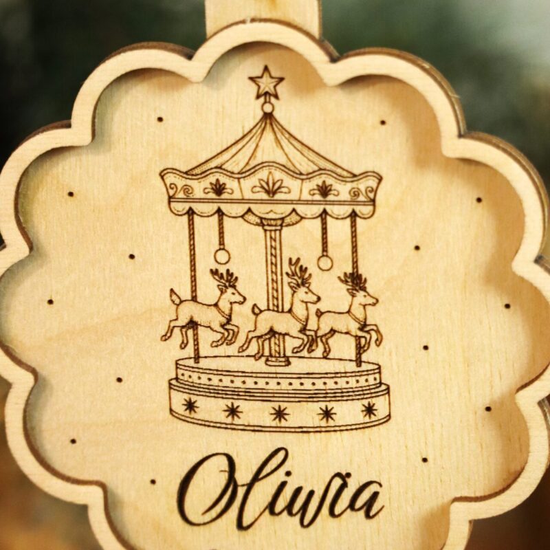 Bombka grawerowana ze świąteczną karuzelą