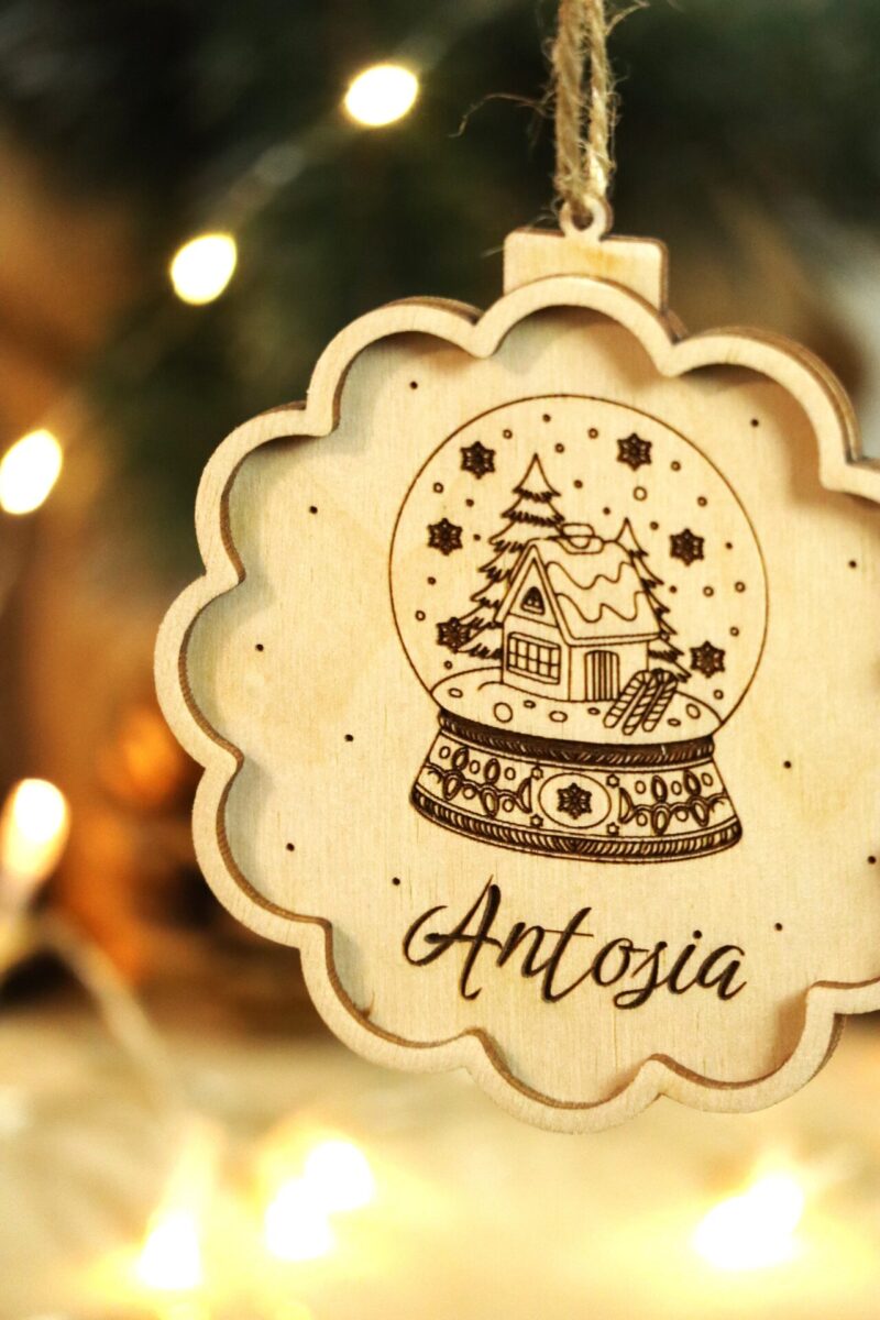 Bombka grawerowana z kulą śnieżną