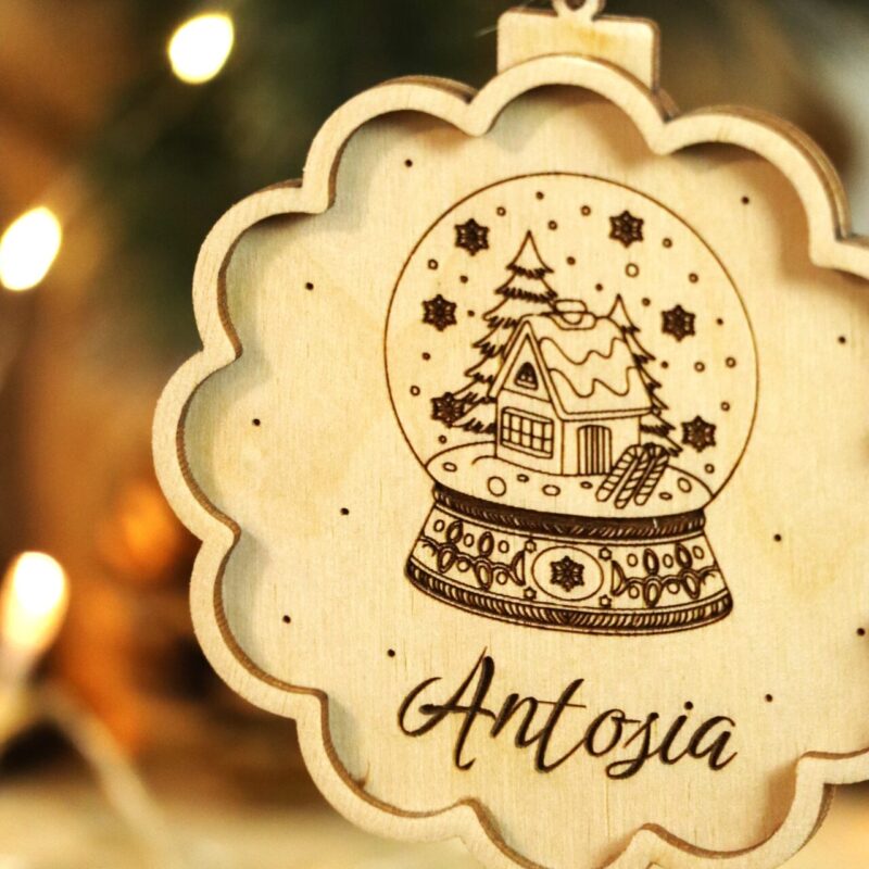 Bombka grawerowana z kulą śnieżną