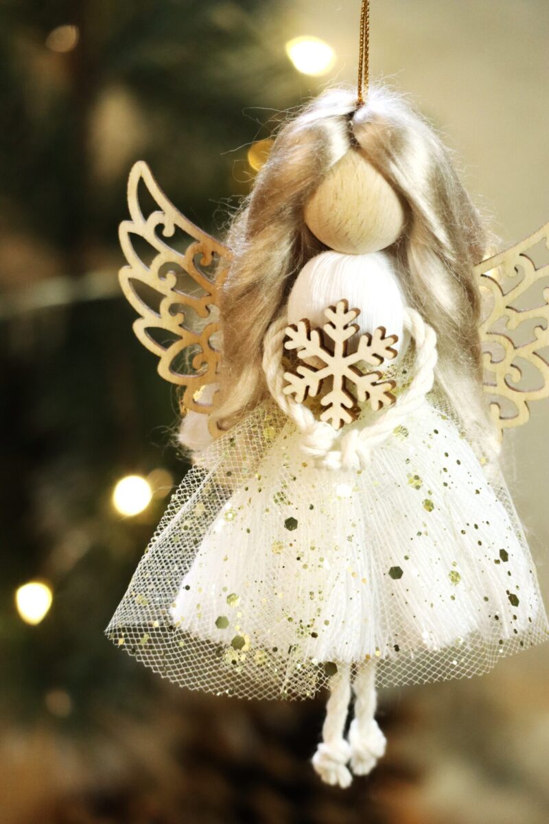 Świąteczny aniołek z makramy na choinkę