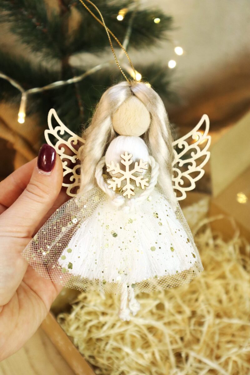 Świąteczny aniołek z makramy na choinkę