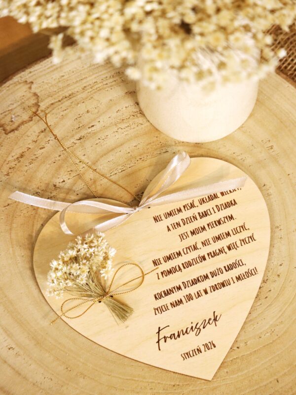 Drewniane serce z życzeniami i bukiecikiem dla Dziadków