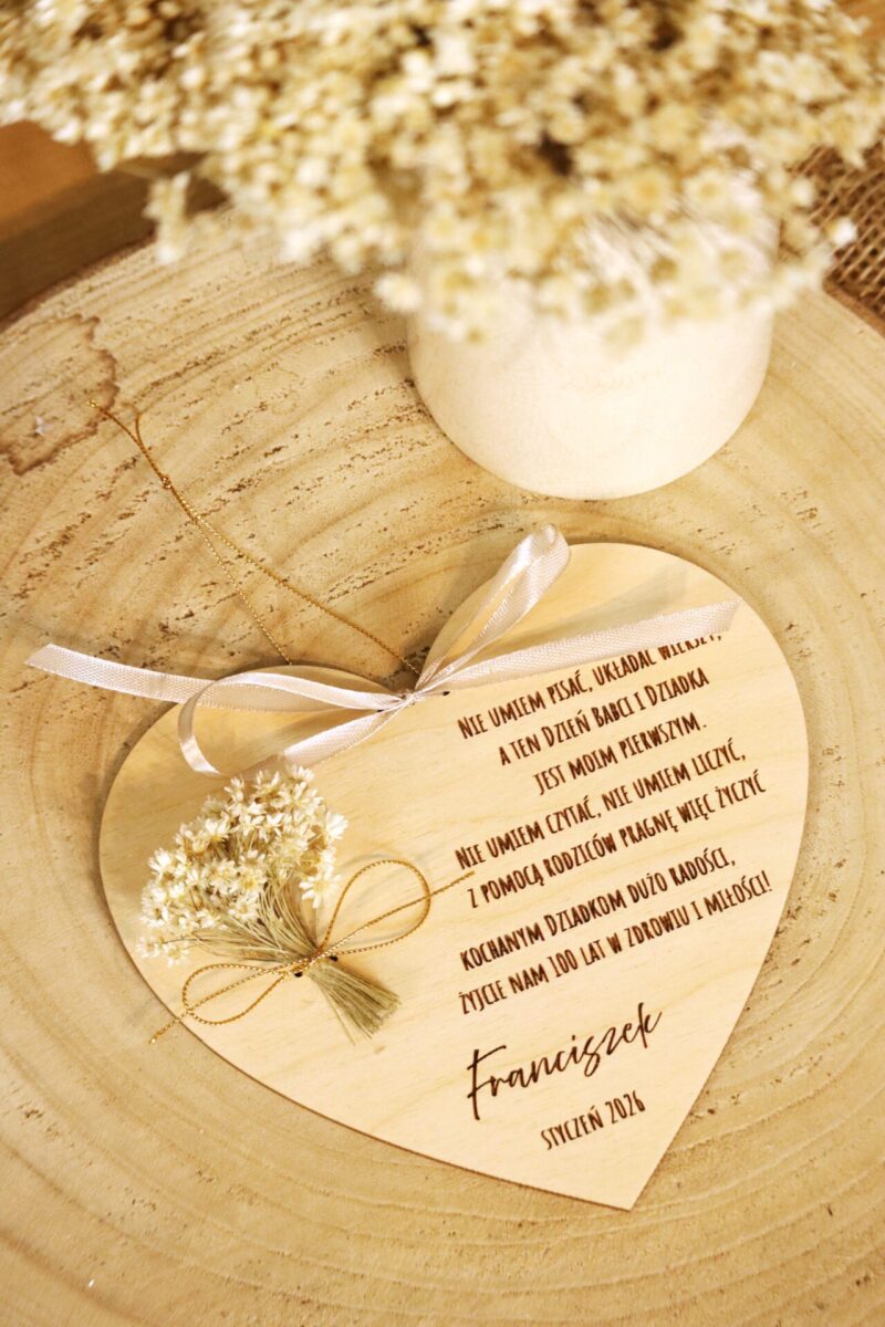 Drewniane serce z życzeniami i bukiecikiem dla Dziadków