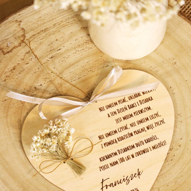Drewniane serce z życzeniami i bukiecikiem dla Dziadków