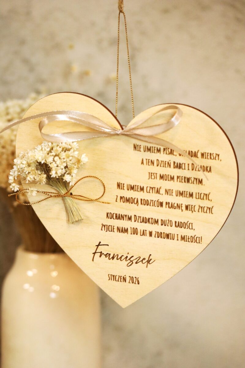 Drewniane serce z życzeniami i bukiecikiem dla Dziadków