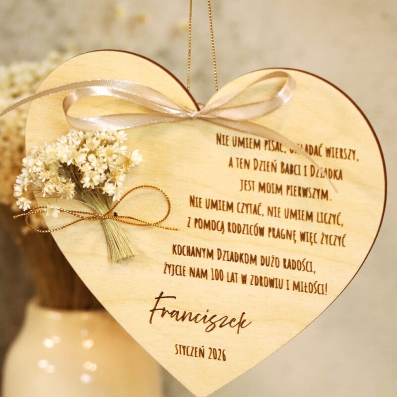 Drewniane serce z życzeniami i bukiecikiem dla Dziadków