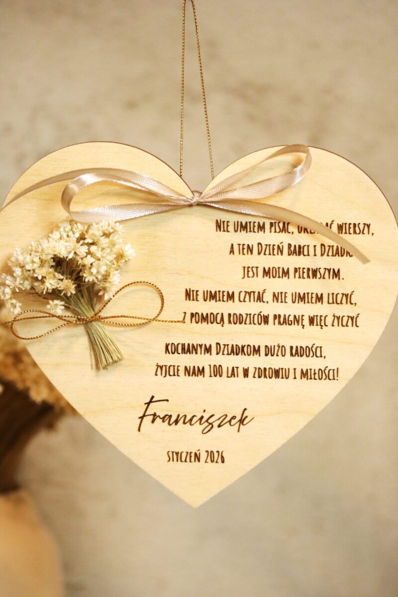 Drewniane serce z życzeniami i bukiecikiem dla Dziadków