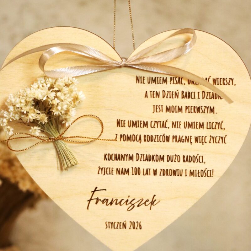 Drewniane serce z życzeniami i bukiecikiem dla Dziadków
