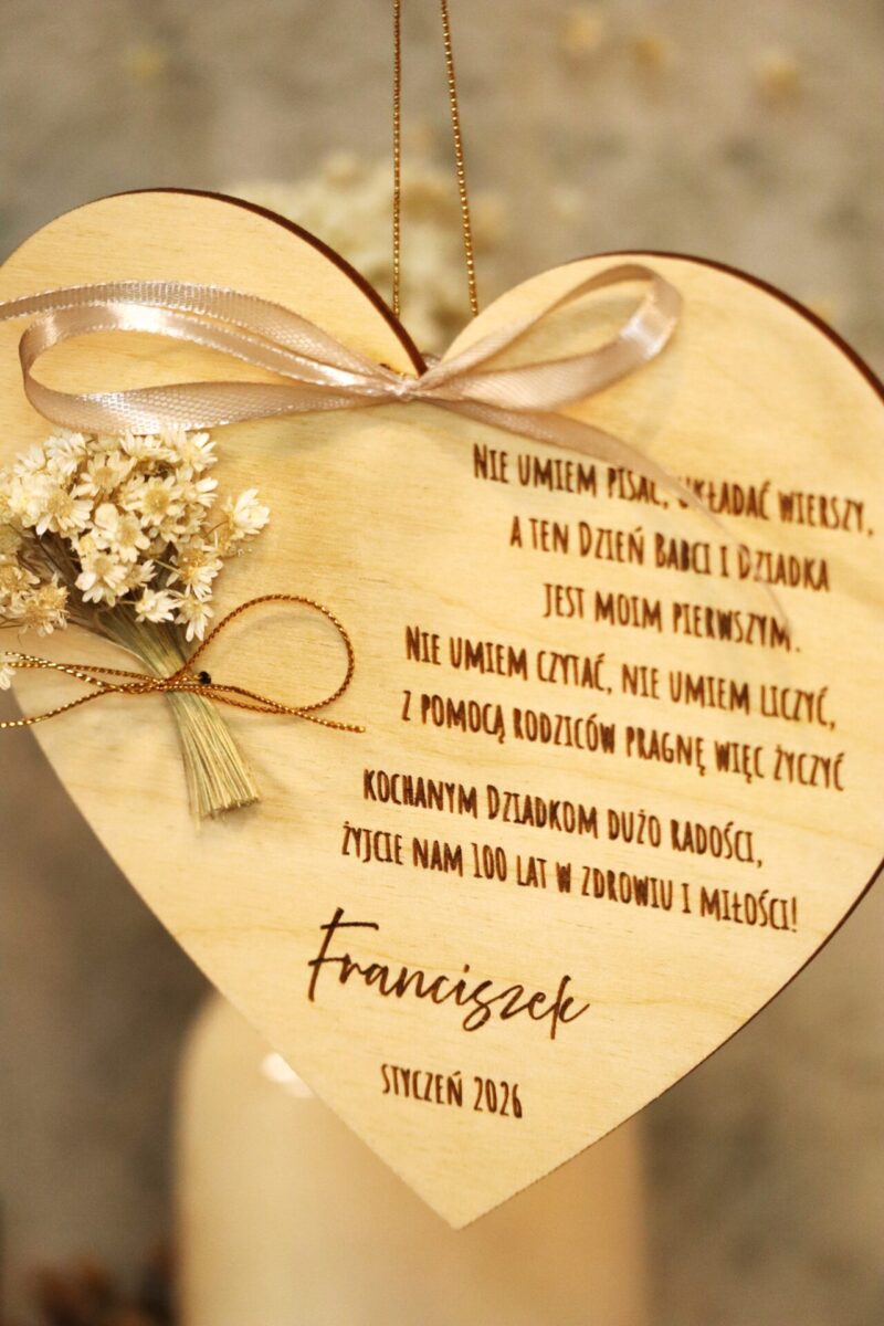 Drewniane serce z życzeniami i bukiecikiem dla Dziadków
