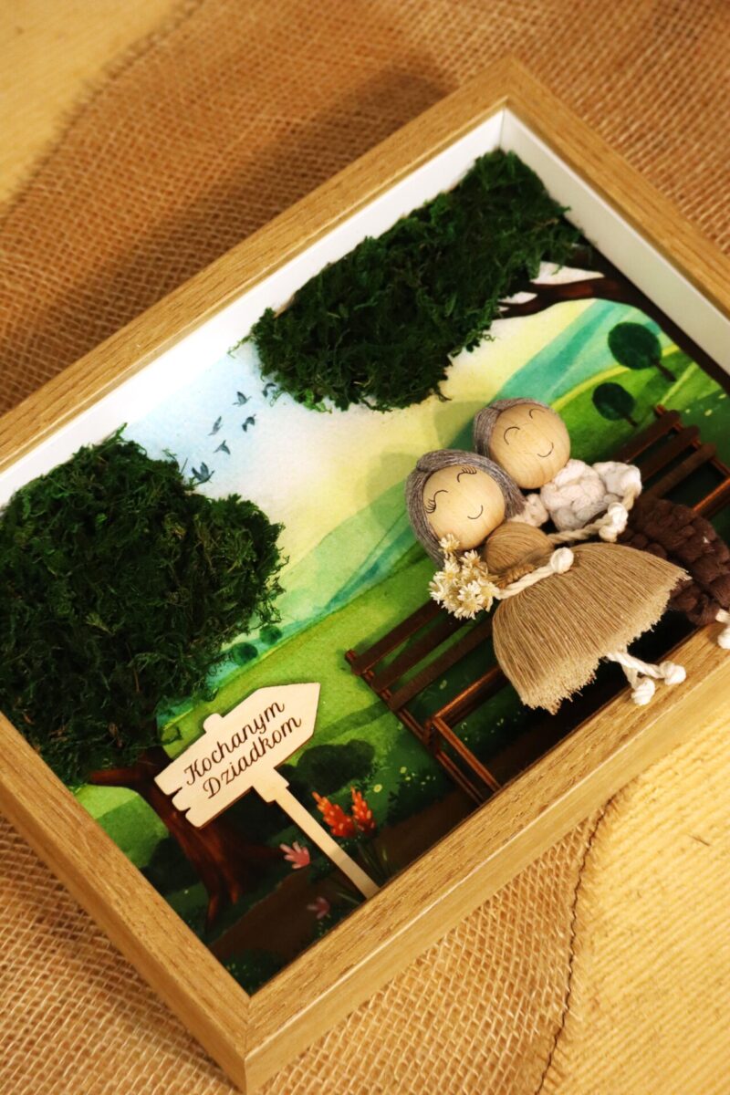 Ramka z makramowymi laleczkami dla Babci i Dziadka