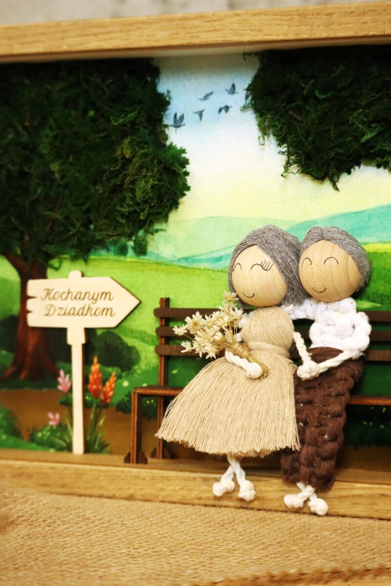 Ramka z makramowymi laleczkami dla Babci i Dziadka
