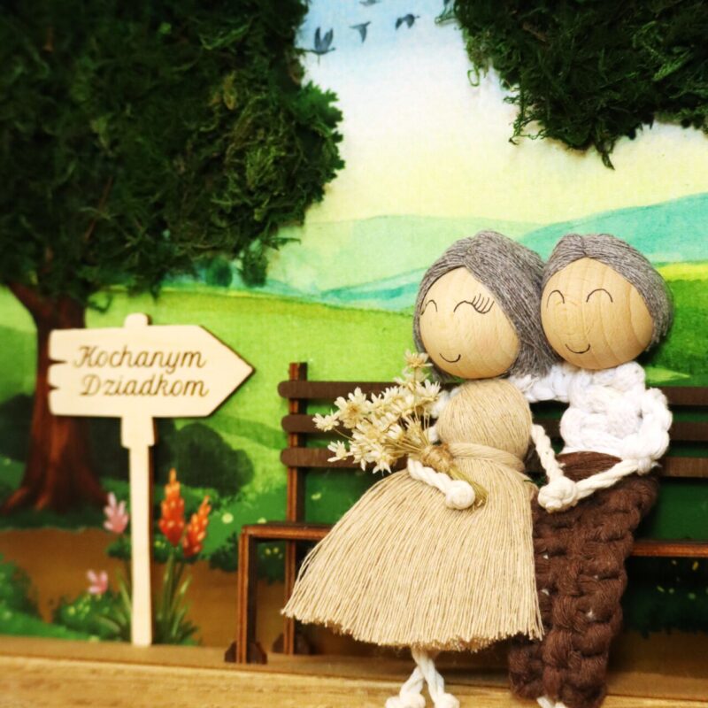 Ramka z makramowymi laleczkami dla Babci i Dziadka