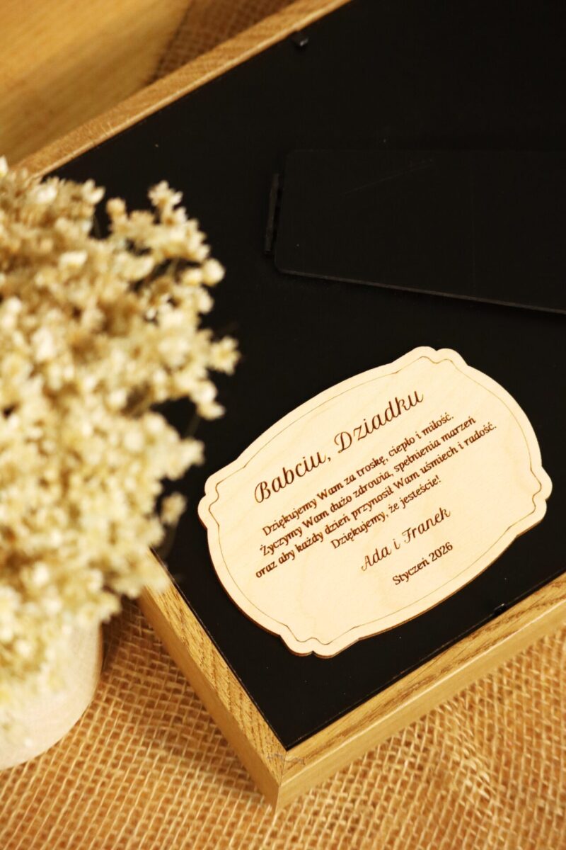 Ramka z makramowymi laleczkami dla Babci i Dziadka