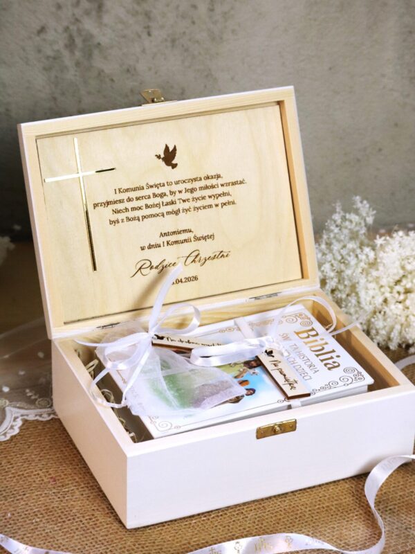 Biblia na pamiątkę I Komunii w białym pudełku