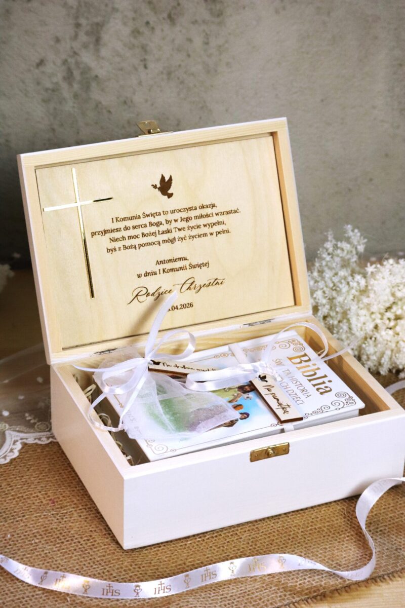 Biblia na pamiątkę I Komunii w białym pudełku