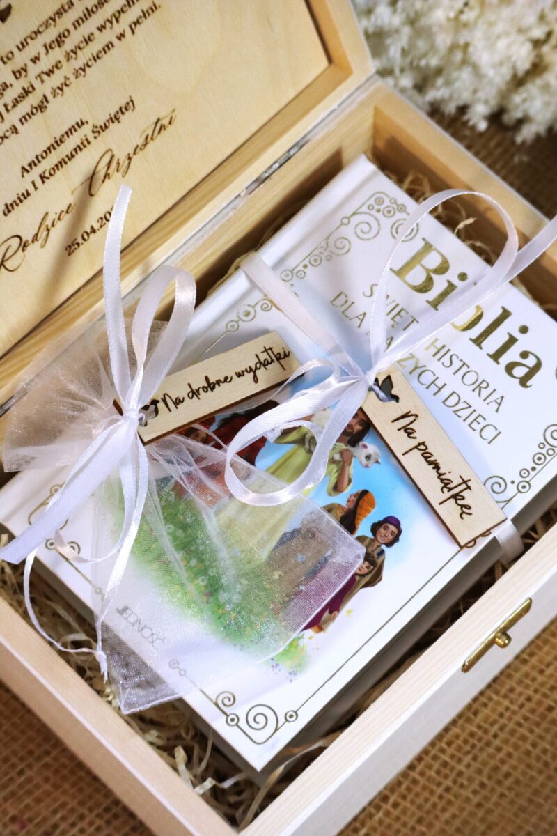 Biblia na pamiątkę I Komunii w białym pudełku