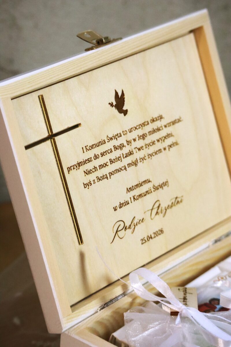 Biblia na pamiątkę I Komunii w białym pudełku