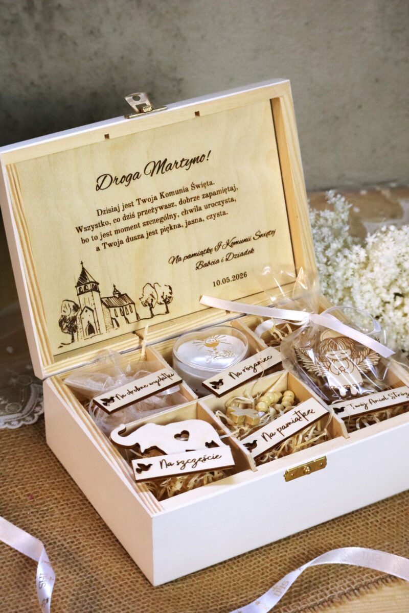 Biała szkatułka na I Komunię z przegródkami